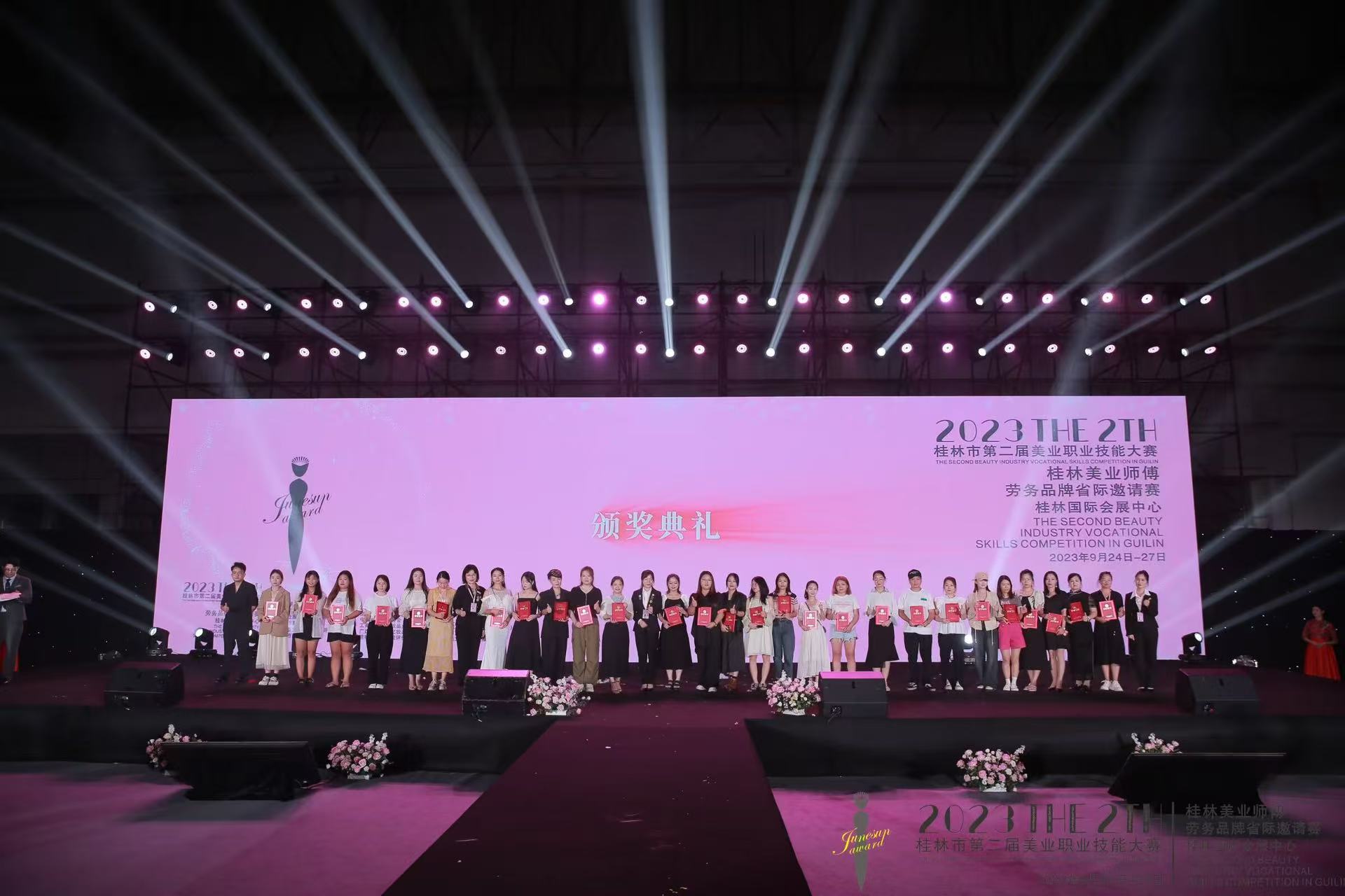 2026年东莞学化妆培训，圣非教育美睫实操机构地址好找