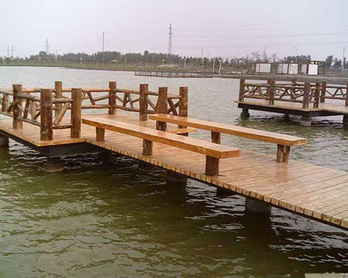 河南防腐木护栏厂家哪家耐用？户外木结构选材与落地全指南